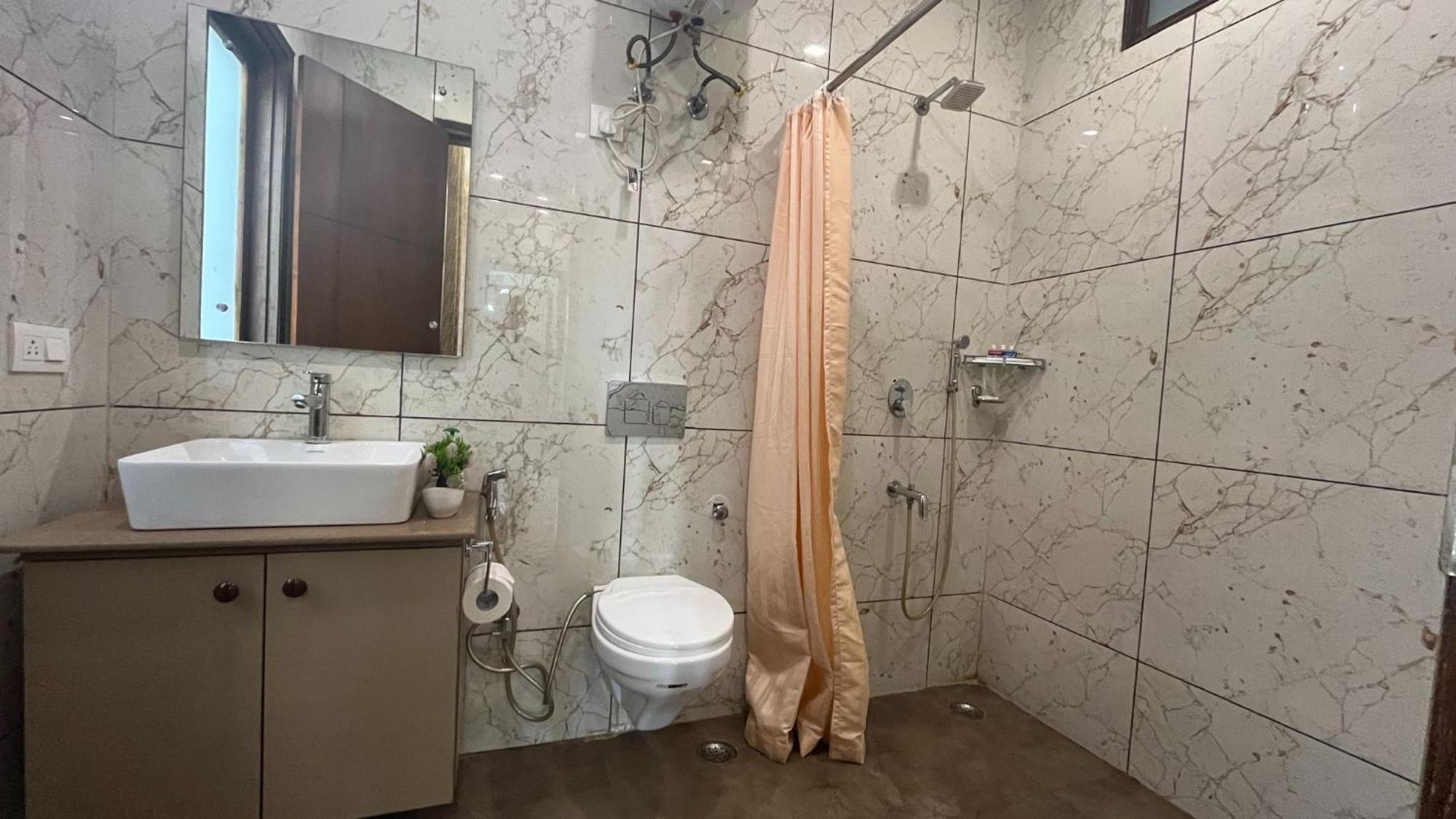 Bluo 1Bhk - Dlf Cybercity, Balcony, Lift, Parking Гургаон Екстериор снимка